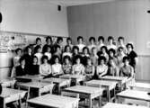 Klassrumsinteriör, 31 flickor med lärarinna.