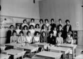 Klassrumsinteriör, 24 flickor med lärarinna.