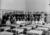 Klassrumsinteriör, 37 skolbarn med lärare.
