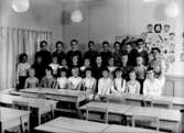 Klassrumsinteriör, 27 skolbarn med lärarinna.