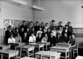 Klassrumsinteriör, 28 pojkar med lärare.