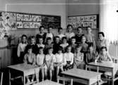 Almby Norra skola, klassrumsinteriör, 22 skolbarn med lärarinna fröken Märta Larsson.Klass 1af, sal 4.