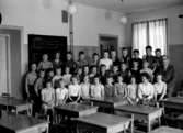 Klassrumsinteriör, 34 skolbarn med lärare.