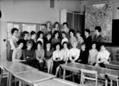 Klassrumsinteriör, 23 flickor med lärarinna.