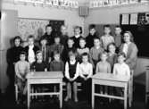 Almby Norra skola, klassrumsinteriör, 21 skolbarn med lärarinna fröken Gunnel Hjerp.
Klass 1ah, sal 5 ( i det lilla gårdshuset).