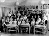Lillåstrandskolan, klassrumsinteriör, 28 skolbarn med lärarinna fru Britta Nilsson.Klass 1g, sal 12.