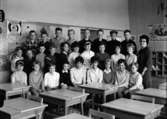 Vasaskolan, klassrumsinteriör, 27 skolbarn med lärarinna fru Gunborg Sinnvall.Klass 6Aq, sal 19.