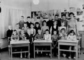 Lillåstrandskolan, klassrumsinteriör, 23 skolbarn med lärarinna fröken Margareta Grönberg.Klass 1G, sal 1.