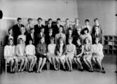 Vasaskolan, klassrumsinteriör, 28 skolbarn med lärare Adolfsson.
Klass 9.