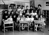 Vasaskolan, klassrumsinteriör, 24 skolbarn med lärarinna fröken Astrid Lindlöf.Klass 1A, sal 5.