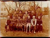 Almby Östra skola, 15 pojkar med lärare herr Vikholm på skolgården.Klass 5-6.