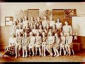 Vasaskolan, klassrumsinteriör, 24 flickor med lärarinna fru Greta Sondell, klass 6b, sal 24.