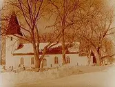 Norrbyås kyrka i vinterskrud.
Fröken Ingrid Lindström, Sörby Säteri.