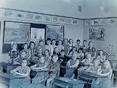 Engelbrektsskolan, klassrumsinteriör, 27 skolbarn med lärarinna fröken Hertha Elander, klass 2ae, sal 14-15-16.