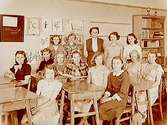 Engelbrektsskolan, klassrumsinteriör, 13 flickor med lärarinna fru Hertha Nessen, klass 7d, sal 19.
