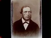 Äldre man, bröstbild. 
Arne Johnson
