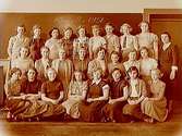 Olaus Petriskolan, klassrumsinteriör, 25 flickor med lärarinna fru Hildur Lien, klass 8a, sal 21.