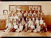 Vasaskolan, klassrumsinteriör, 32 flickor med lärarinna fru Greta Sondell, klass 6c.