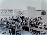 Almby Norra skola, klassrumsinteriör, 23 skolbarn med lärarinna fröken Lisa Hallin, klass 2an, sal 2.