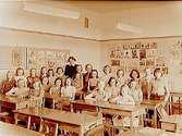 Engelbrektsskolan, klassrumsinteriör, 23 flickor med lärarinna fru Greta Sondell, klass 4j, sal 20.
