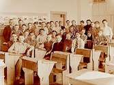 Almby Södra skola, klassrumsinteriör, 31 pojkar med överlärare Albert Johansson, klass 8E, sal 2.