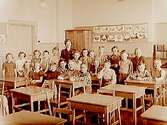 Almby Södra skola, klassrumsinteriör, 22 skolbarn med lärarinna fru Ingborg Tedner, klass 2ar, sal 4.