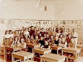 Almby Östra skola, klassrumsinteriör, 36 skolbarn med lärare Erik Österling, klass 4Oo, sal 4.