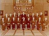 Interiör av Nikolaikyrkan.Konfirmander, 17 pojkar och pastor Torsten Axelsson Holm.
