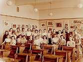 Engelbrektsskolan, klassrumsinteriör, 27 flickor med lärarinna fru Bertha Björling, klass 6g, sal 23.