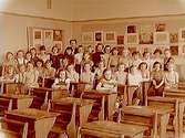 Engelbrektsskolan, klassrumsinteriör, 33 flickor med lärarinna fru Hertha Nessen, klass 4i, sal 12.