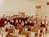 Almby Södra skola, klassrumsinteriör, 27 pojkar med överlärare Albert Johansson, klass 8F.
