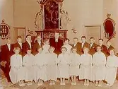 Interiör av Tysslinge kyrka.
Konfirmander, 11 flickor, 9 pojkar och pastor Lövberg.