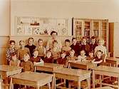 Almby Södra skola, klassrumsinteriör, 19 skolbarn med lärarinna fru Kerstin Molander, klass
2 ax (ingen egen sal, men fotograferingen skedde i sal 1).