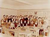 Olaus Petriskolan, klassrumsinteriör, 31 flickor med lärarinna fru Hildur Lien, klass 8b, lokal i Tullhuset, 3 trappor.
