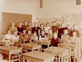 Olaus Petriskolan, klassrumsinteriör, 20 skolbarn med lärarinna fru Gudrun Lundin, klass 6Bb, sal 24.