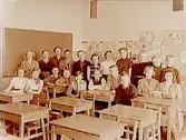 Olaus Petriskolan, klassrumsinteriör, 20 skolbarn med lärarinna fru Gudrun Lundin, klass 6Bb, sal 24.