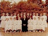 Glanshammars kyrka 
Konfirmander, 16 flickor, 15 pojkar och kyrkoherde Gunnar Johansson.