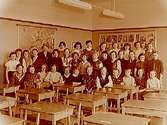 Engelbrektsskolan, klassrumsinteriör, 35 flickor med lärarinna fru Greta Sondell, klass 6j, sal 22.