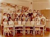 Nikolaiskolan, klassrumsinteriör, 25 flickor med lärarinna fru Helfrid Andersson, klass 8e, sal 2.