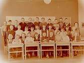 Rostaskolan, klassrumsinteriör, klass 4Aå, sal 7.32 skolbarn och lärarinna fru Margareta Bäck.