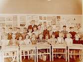 Rostaskolan, klassrumsinteriör, klass 2v, sal 5.24 skolbarn och lärarinna fru Maja Eriksson.