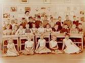 Rostaskolan, klassrumsinteriör, klass 2u, sal 1.26 skolbarn och lärarinna fru Birgit Nilsson.