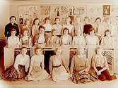 Tullhuset, interiör, 22 flickor och lärarinna fru Hildur Lien.