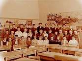 Vasaskolan, klassrumsinteriör, klass 4Ap, sal 1.35 skolbarn och lärare vikarie K.F. Strömberg.