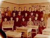 Engelbrektsskolan, klassrumsinteriör, klass 8I, sal 1, träslöjd.
20 pojkar med lärare Lauritz, vikarie för Birger Bromsjö.