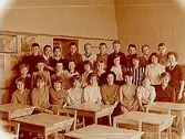 Vasaskolan, klassrumsinteriör, klass 6 Ar, sal 21.
28 skolbarn och lärarinna fru Gunnel Littorin.