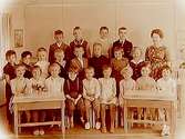 Lillåstrandskolan, klassrumsinteriör, klass 1e, sal 11.21 skolbarn och lärarinna fröken Ulla-Britt Persson.