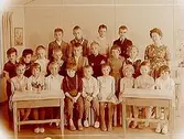 Lillåstrandskolan, klassrumsinteriör, klass 1e, sal 11.21 skolbarn och lärarinna fröken Ulla-Britt Persson.