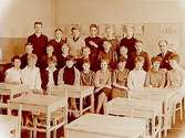 Olaus Petriskolan, klassrumsinteriör, klass 7Ab, sal 1.
23 skolbarn med lärare Sigvard Fredriksson.