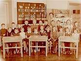Almby Östra skola, klassrumsinteriör, klass 1ag, sal 9.22 skolbarn och lärarinna fru Inga Lindberg.